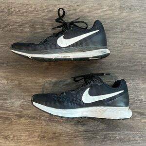 Black Nike Zoom Tennis Shoes